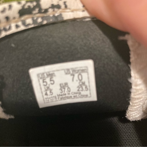 VANS OFF THE  WALL Sz 7 Snake Skin Print Slip On Mules - Picture 11 of 11